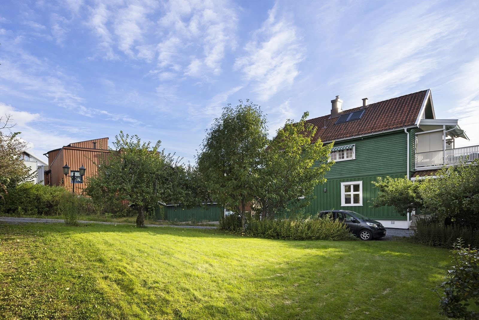 Den store verandaen på ca. 48 m² har direkte utgang til privat hage med hyggelig beplantning. Galleribilde