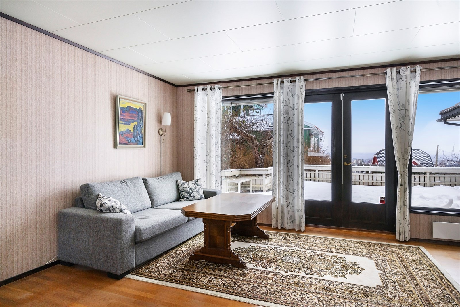 Innvendige gulv i stue er belagt med trestavs parkett, mens vegger har tapet og himling er utført med takessplater. Galleribilde