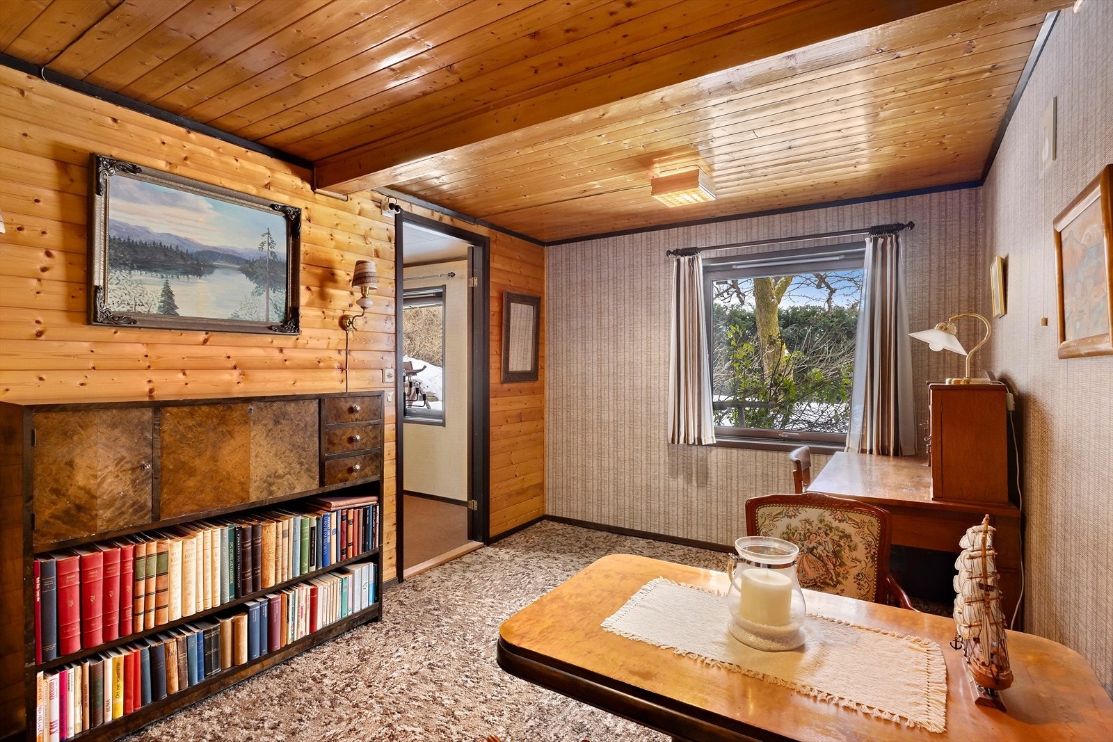 Kjellerstuen har store vindusflater som gir godt dagslys og bidrar til en lysere romfølelse. Galleribilde