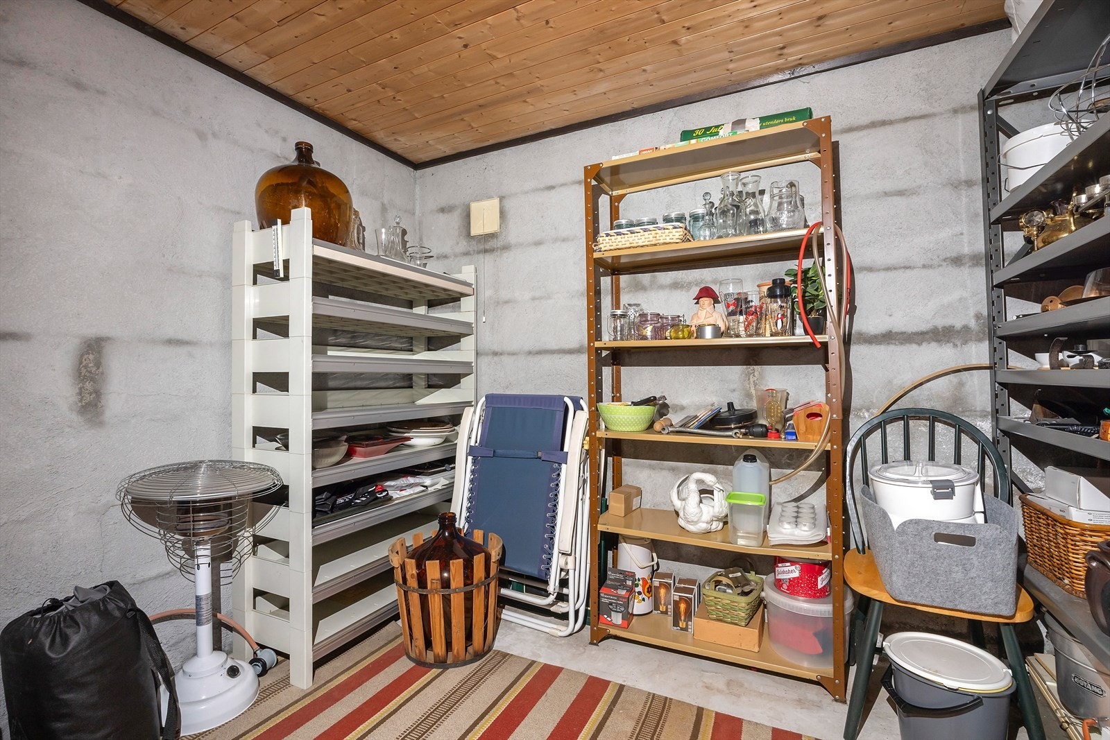 I tillegg har boligen to innvendige boder i kjeller. Samlet gir dette gode lagringsmuligheter for sportsutstyr, hagemøbler og sesongoppbevaring. Galleribilde