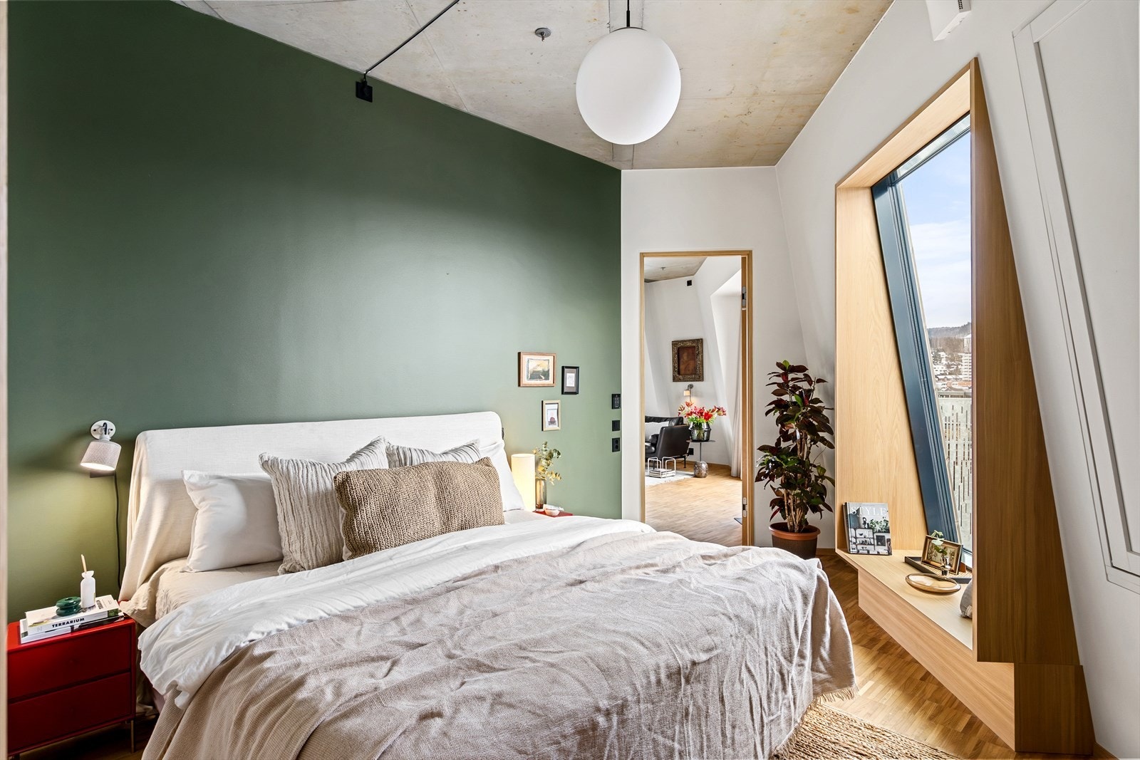 Fra stuen er det adkomst til det romslige og innbydende soverommet. Galleribilde