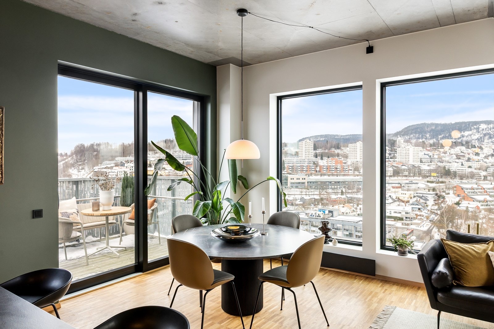 Stuen fremstår som lys og luftig med store vindusflater som slipper inn rikelig med naturlig dagslys, kombinert med en generøs takhøyde på hele 3,05 meter som gir en imponerende romfølelse. Galleribilde