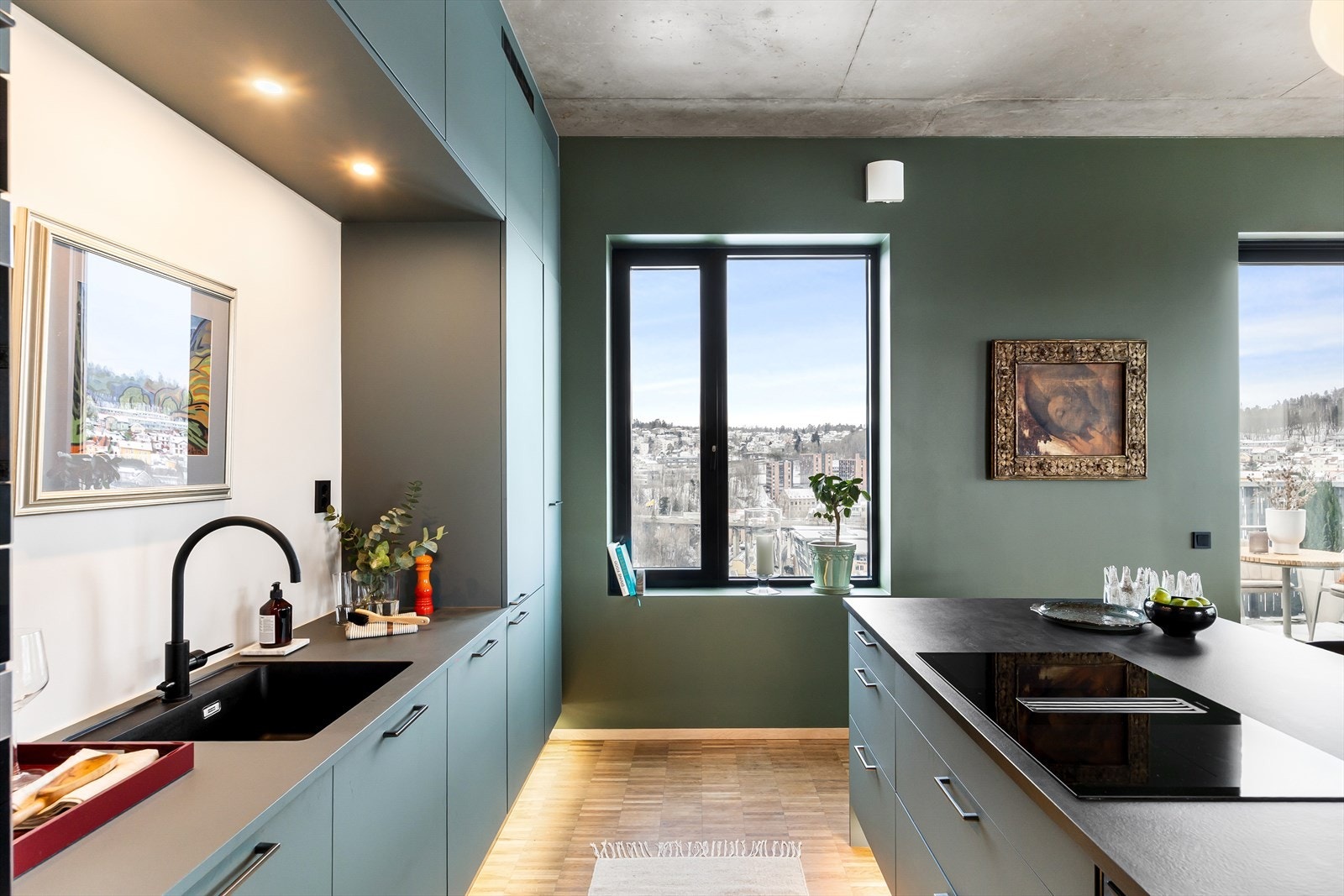 Kjøkkeninnredningen inneholder stekeovn, oppvaskmaskin, kaffemaskin og kombinert kjøl-/frys. Galleribilde