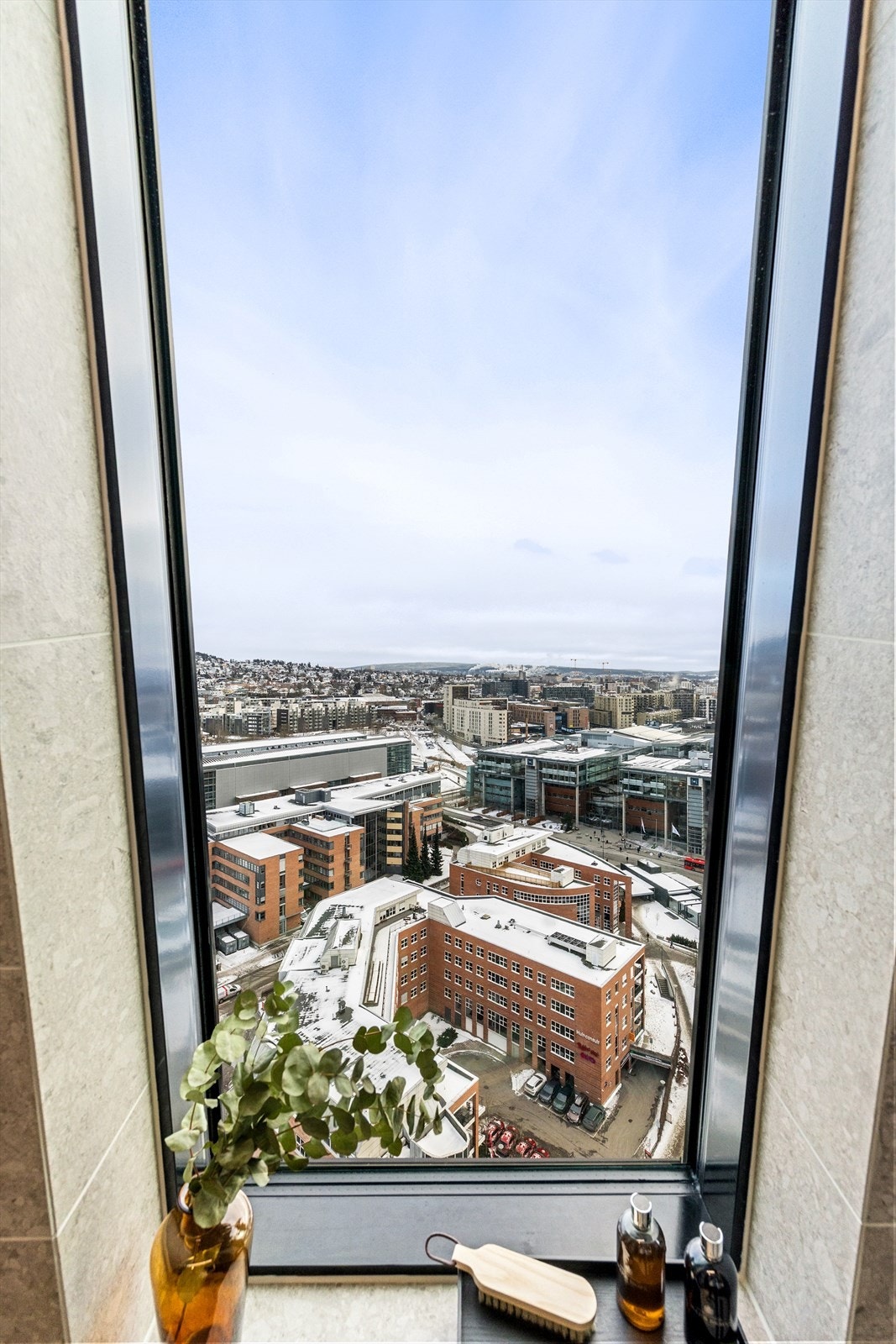 Et stort vindu slipper inn rikelig med naturlig lys og gir flott utsikt. Galleribilde