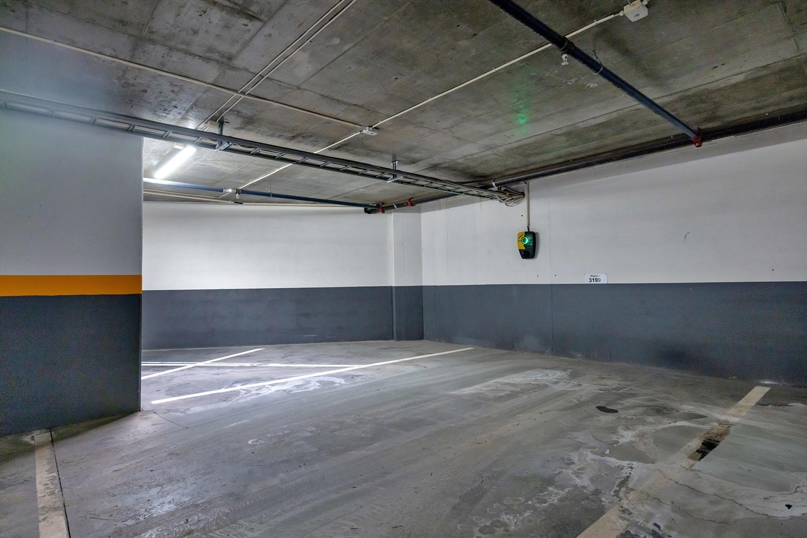 Mulighet for kjøp av garasjeplass til kr. 650 000,- i eget avlukke i Nydalen p-hus. Galleribilde