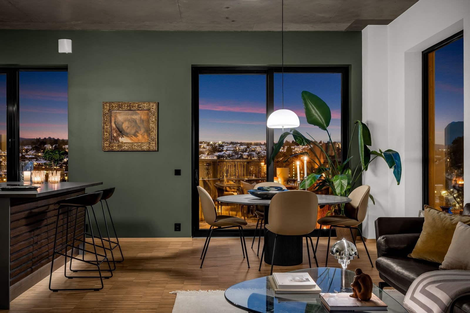 Stuen byr på en særdeles stemningsfull kveldsatmosfære, hvor store vindusflater rammer inn byens lys og gir et flott utsyn når mørket faller på. Galleribilde