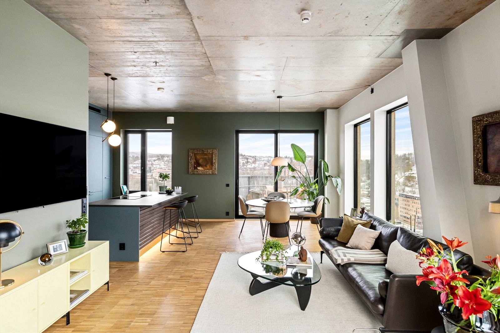 Det er lagt stor vekt på bærekraft og miljø, kombinert med høy bokvalitet og smarte løsninger som forenkler hverdagen, herunder vannbåren gulvvarme, parkett i Stack Bond-mønster og et stilrent kjøkken fra HTH. Galleribilde