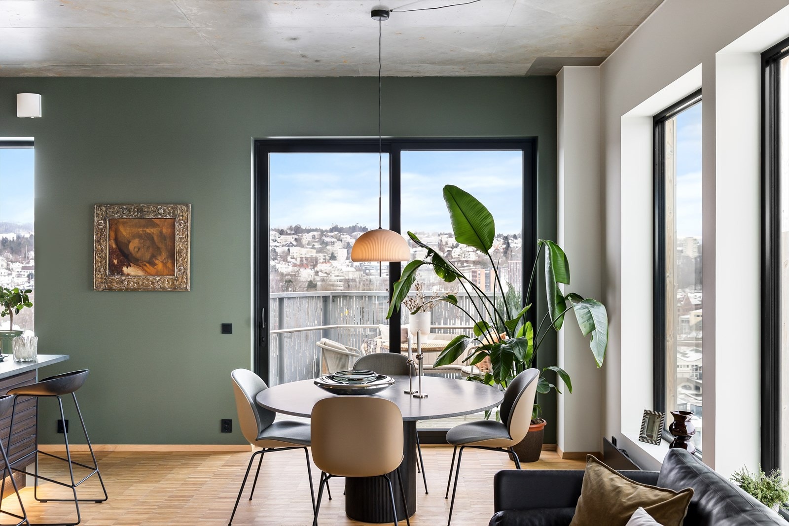 Fra stuen er det utgang til to flotte balkonger som gir en helt unik bokvalitet i 18. etasje. Galleribilde