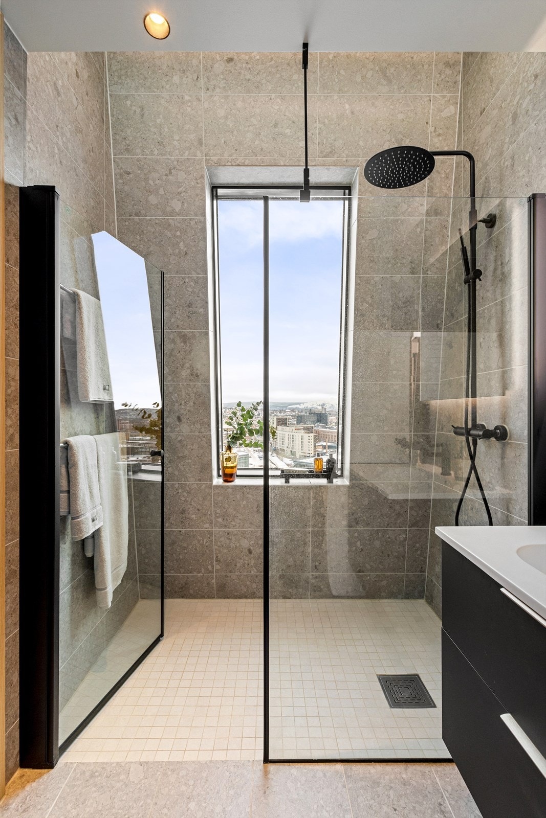 Dusjsonen er romslig og avskjermet med glassvegger, og utstyrt med moderne dusjløsning som gir en behagelig dusjopplevelse. Galleribilde