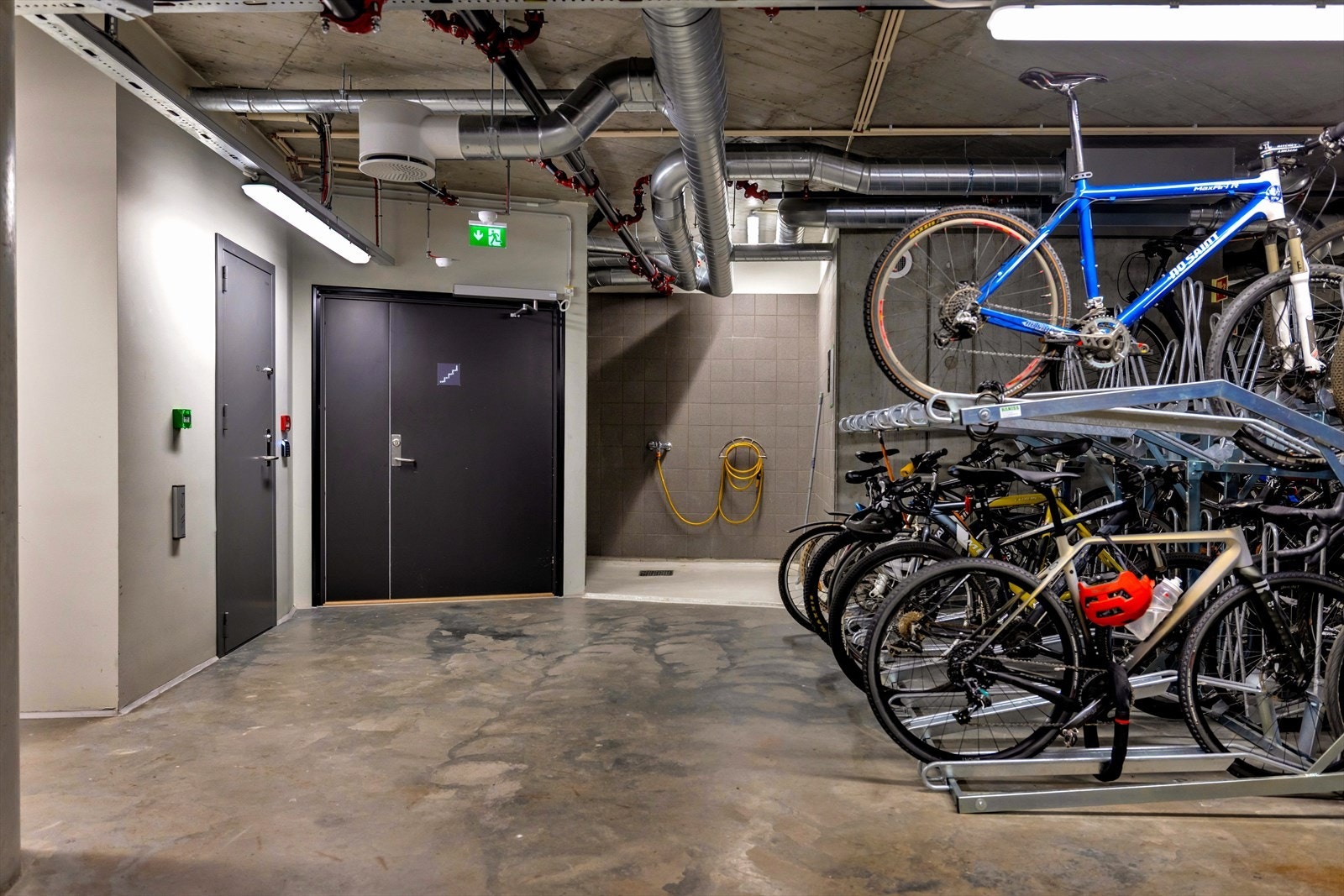 Sameiet disponerer en stor innendørs sykkelbod, hvor det i tillegg er tilrettelagt for sykkelvask. Galleribilde