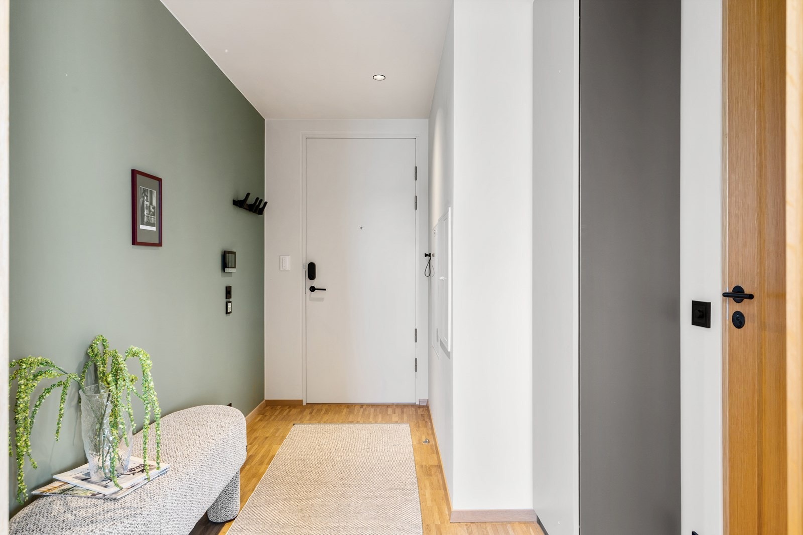 Leiligheten har en innbydende entré med downlights i himlingen, som gir behagelig belysning og skaper et umiddelbart godt førsteinntrykk. Galleribilde