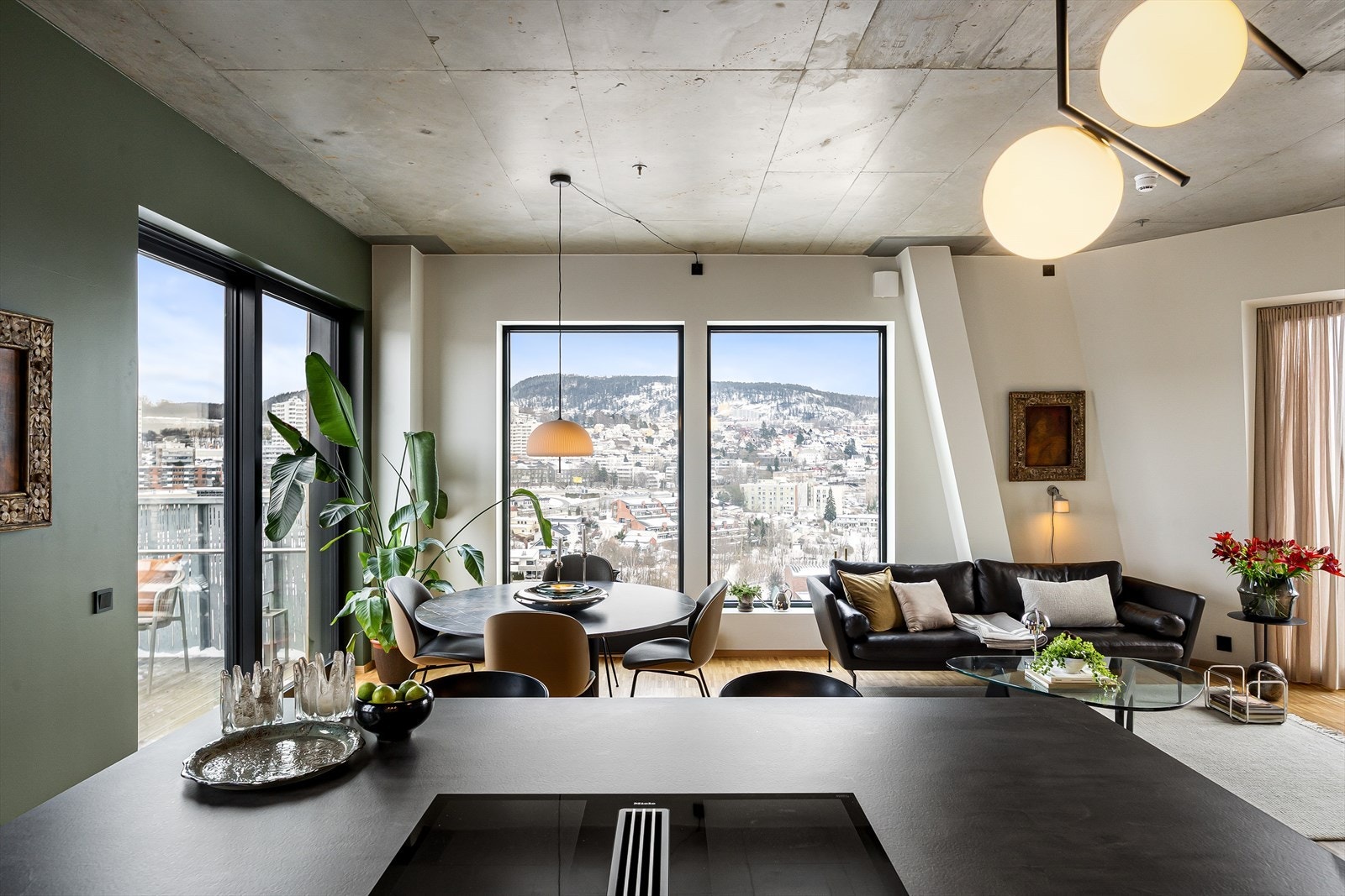 Fra kjøkkenet har du en åpen og helhetlig siktlinje mot stue og spiseplass, med store vindusflater som gir rikelig med naturlig lys og flott utsyn mot omgivelsene. Galleribilde