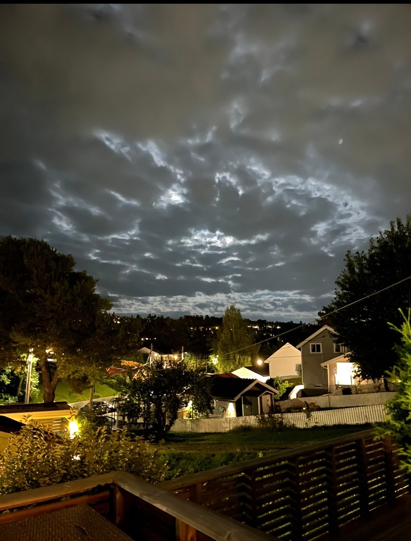 Fra terrassen foran huset, retning sør/øst. Selgers bilde. Galleribilde