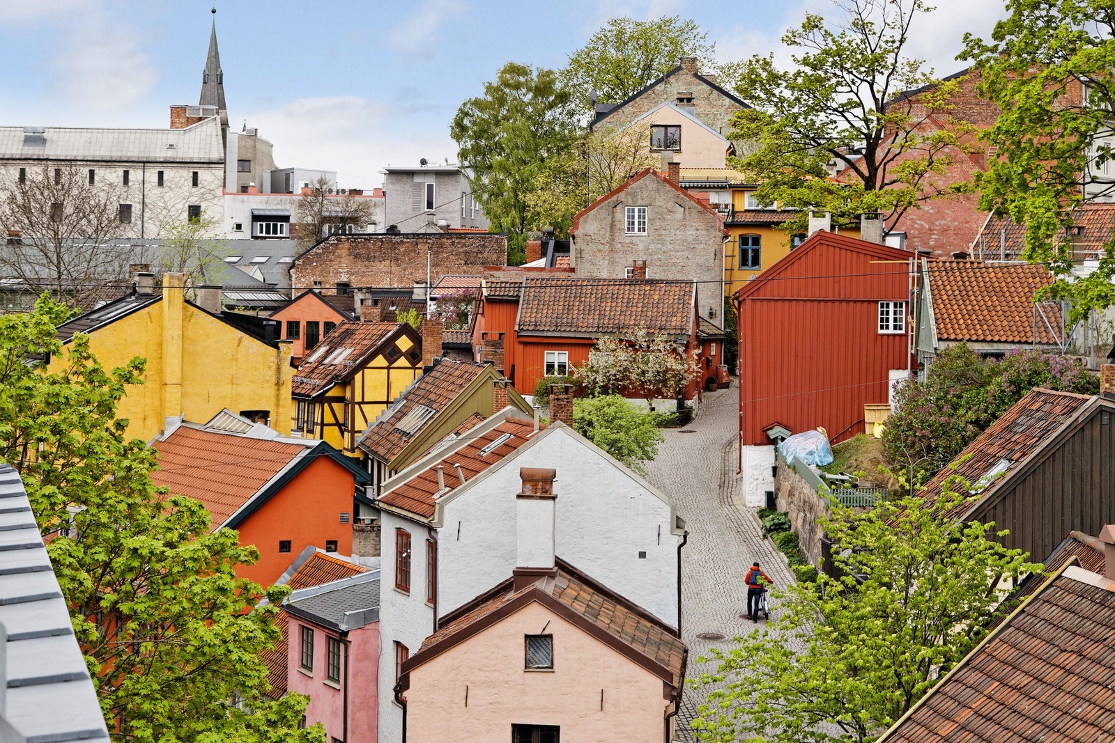 Terrassen er møblert med sittegruppe og har et sjarmerende utsyn mot Damstredet. Galleribilde