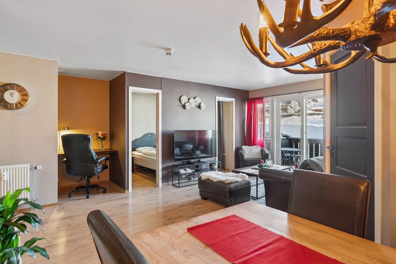 I stuen er det også en plassbygd pult. Galleribilde