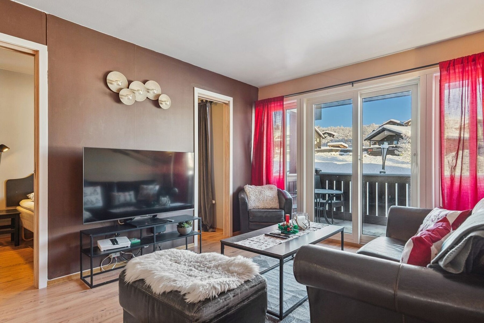 De store vindusflatene slipper inn godt med naturlig lys, og gir en god romfølelse. Fra stuen er det utgang til veranda. Galleribilde