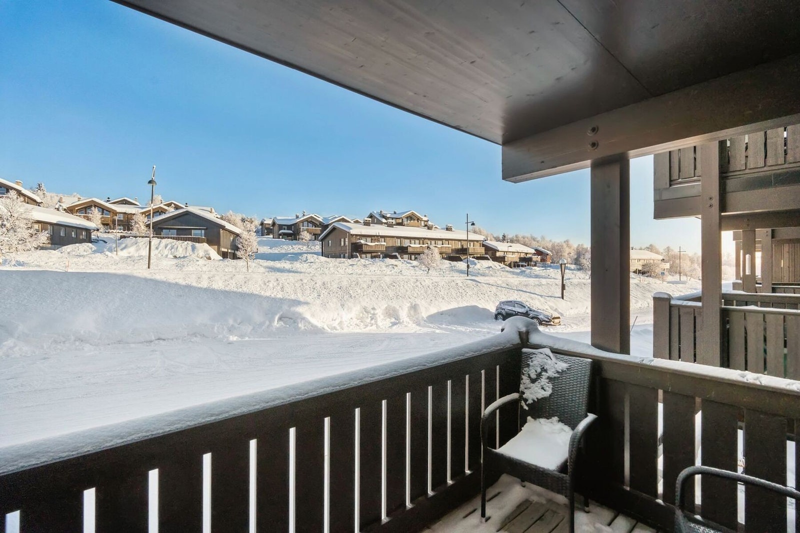 Leiligheten er en 3-romsleilighet i 2. etasje, med veranda ut mot oversiden av bygget. Galleribilde