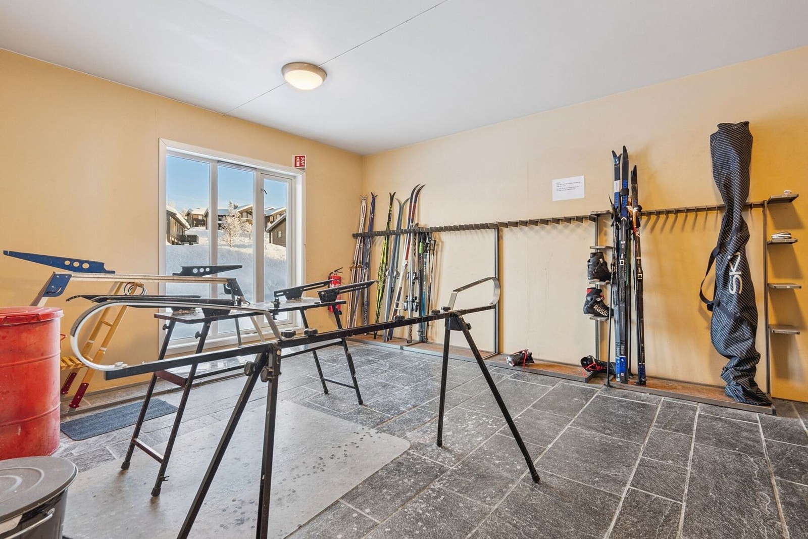 Bygget har skistall som kan benyttes av seksjonseier. I tillegg har seksjonen en tilhørende bod i kjelleren. Galleribilde