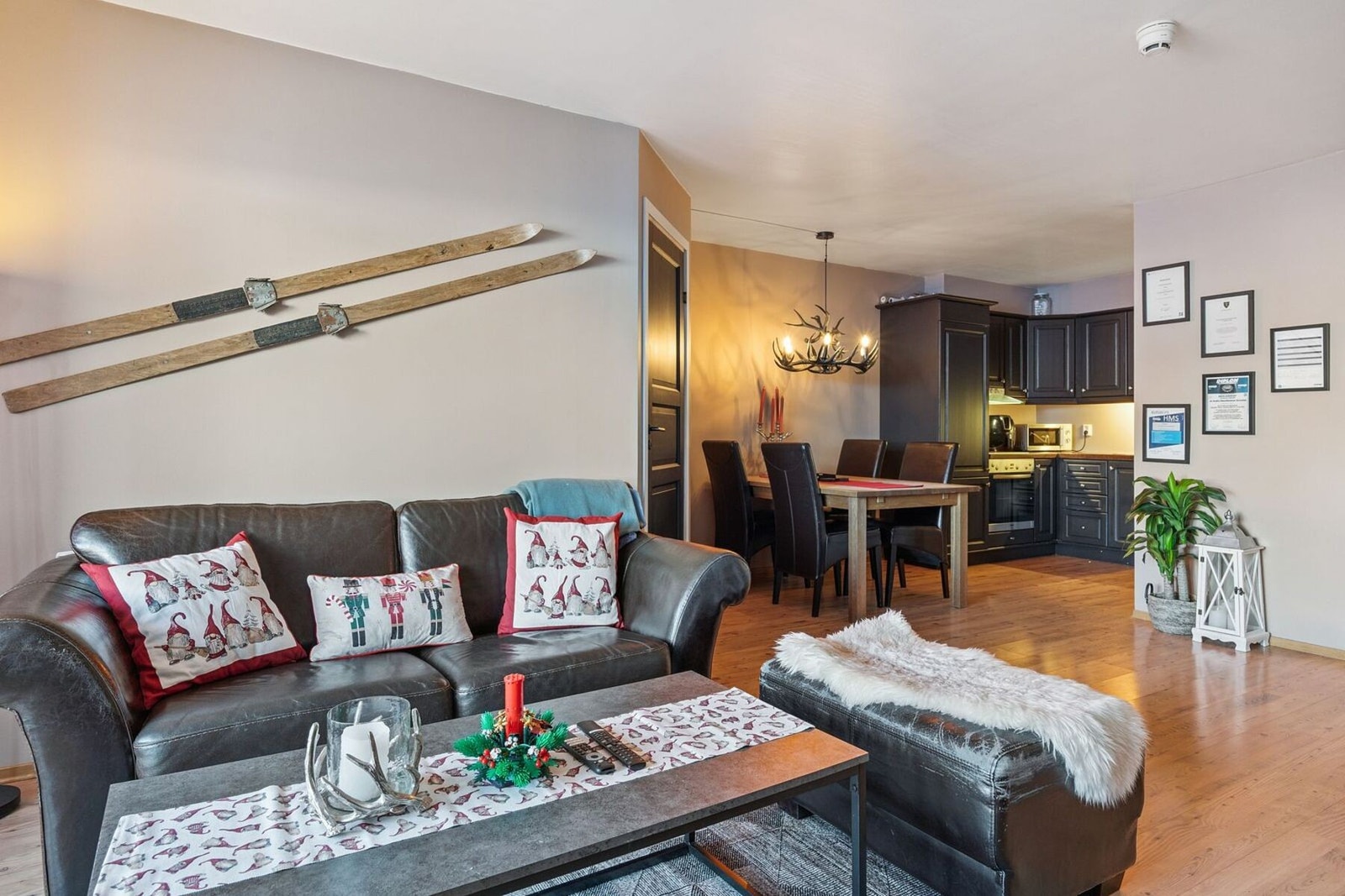 Stuen og kjøkkenet ligger i en åpen og sosial løsning. Galleribilde