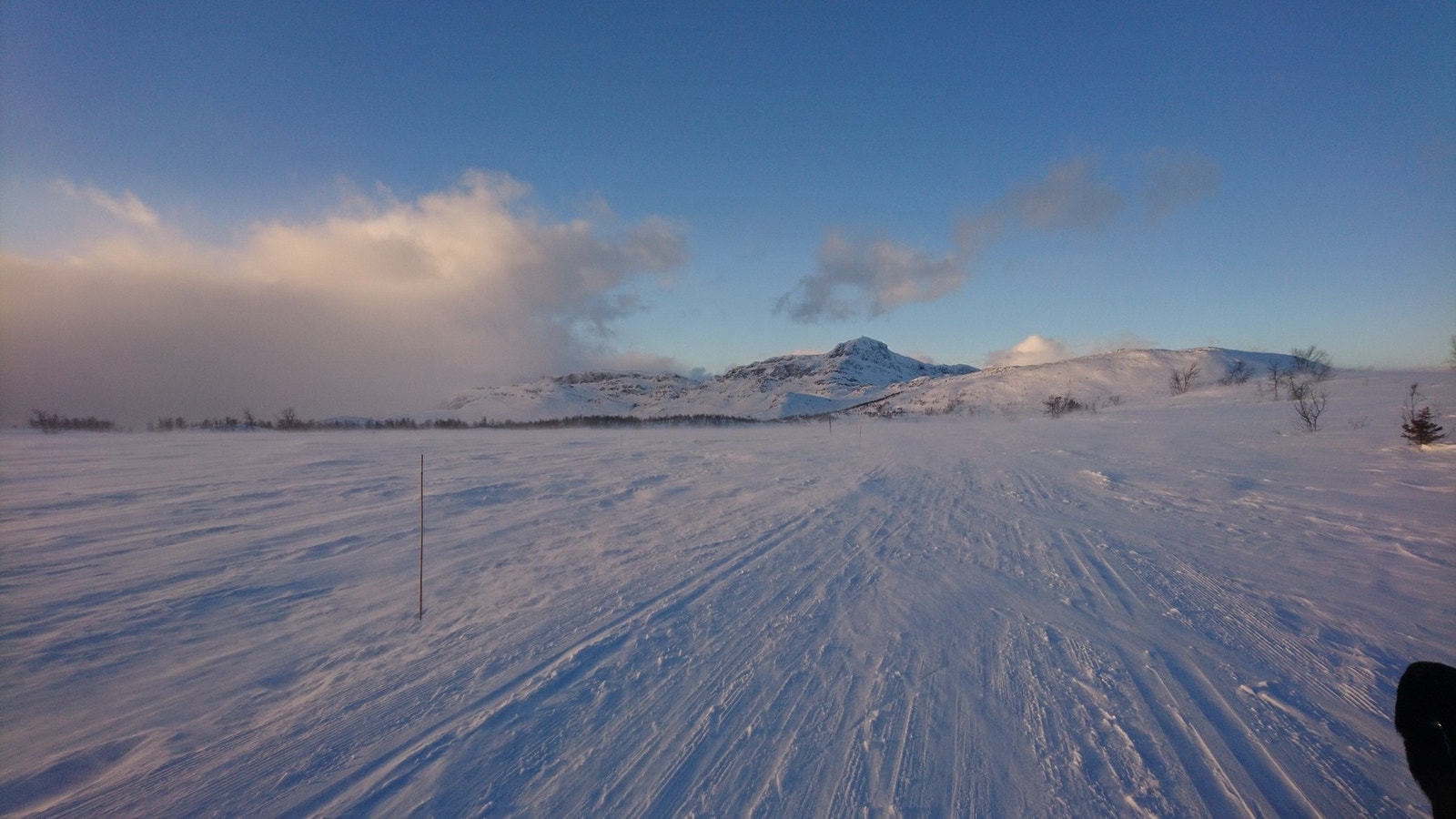 I gangavstand finnes lysløype tilknyttet skistadion og Beitostølens brede løypenett for øvrig. Skisesongen på Beitostølen er lang, og området kan friste med ett av landets beste tilbud av preparerte høystandard langrennsløyper. Galleribilde
