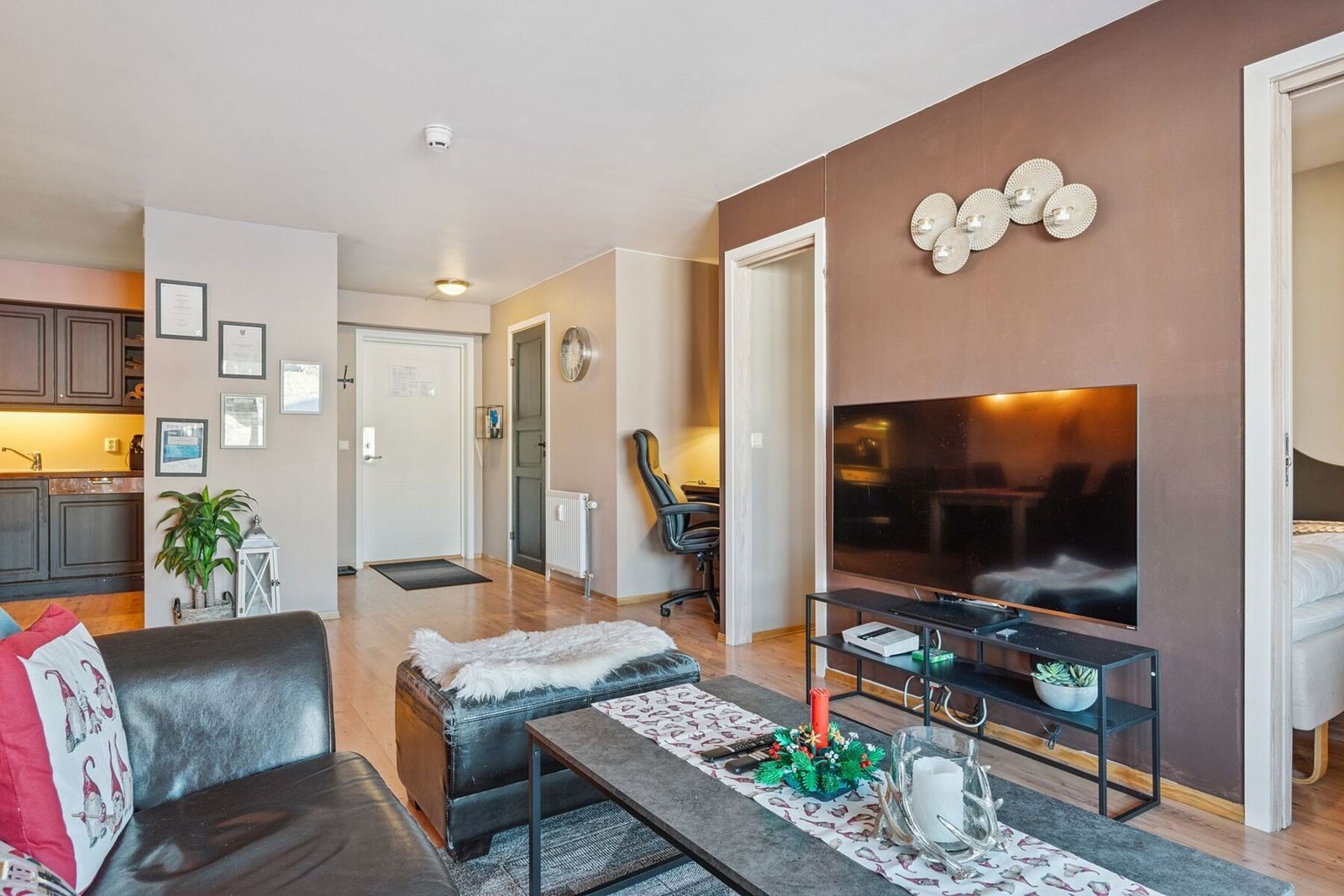 Stuen har plass til møblering av en salong, samt et spisebord på kjøkkenet. Galleribilde