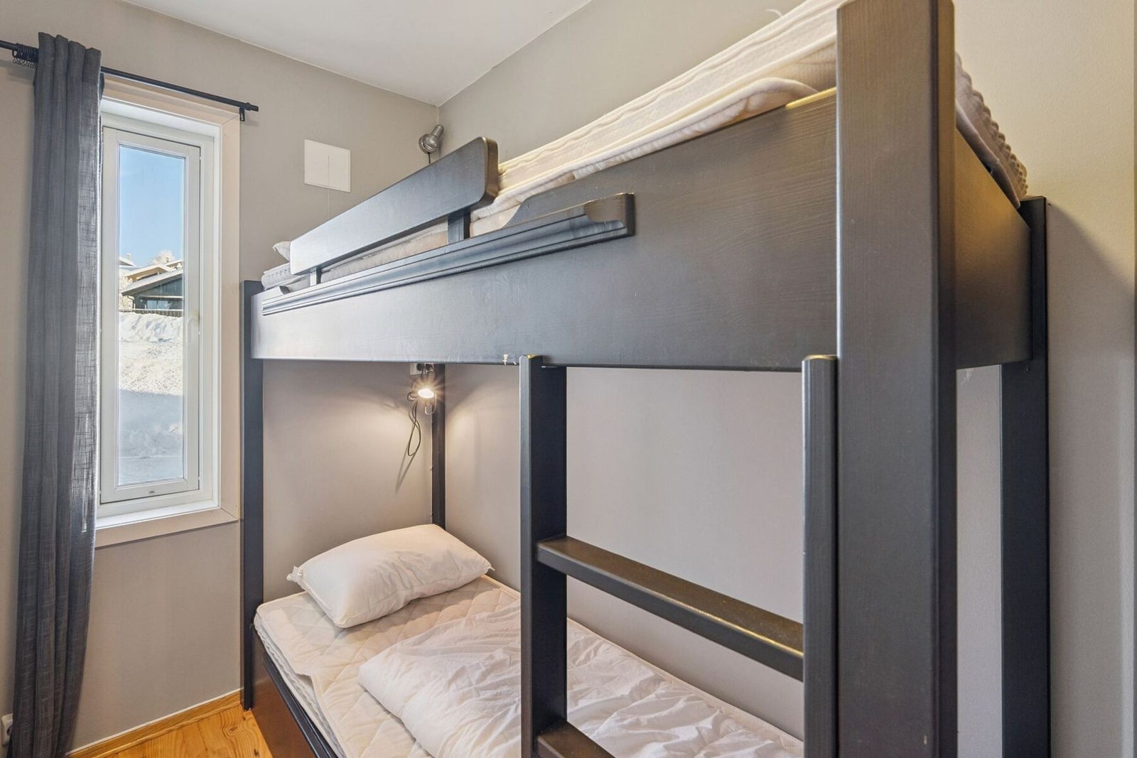 Soverom 2 er innredet med en køyeseng som gir to sengeplasser, med et garderobeskap til oppbevaring av klær. Galleribilde