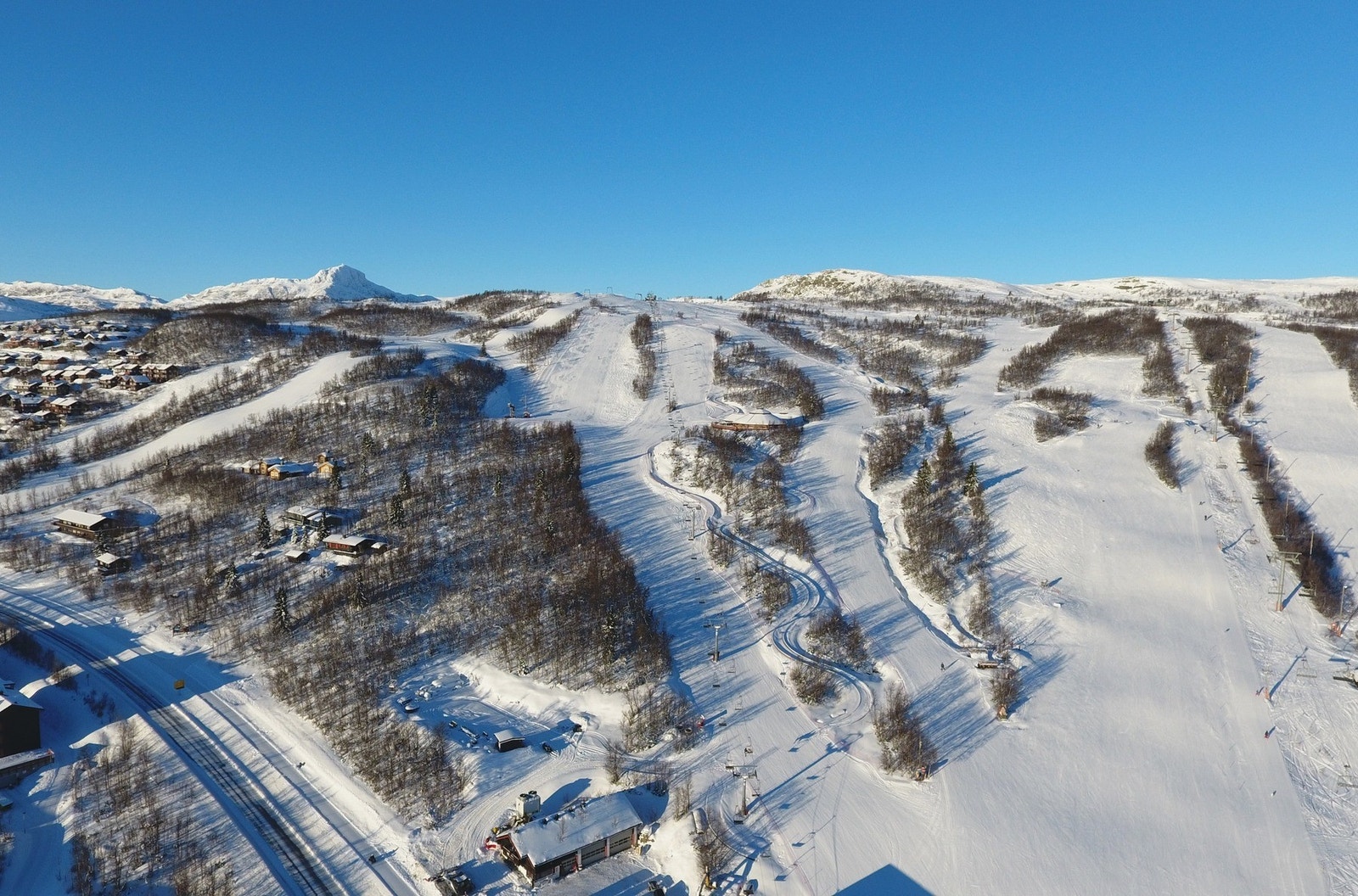 Beitostølen Skisenter ligger midt i sentrum, og byr på varierte bakker. For den som søker større utfordringer, ligger Raudalen Alpinsenter i fjellbygda Beito ca. 10 minutter unna. Galleribilde