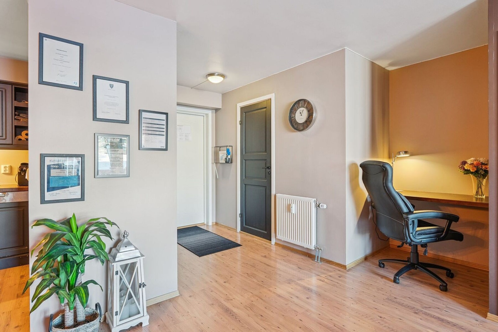 Gulv er belagt med laminatgulv, og vegger er kledd med malte plater og betong. Veggene er malt i lune farger. Galleribilde