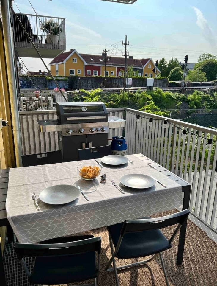 10 kvm balkong med sittegruppe og gassgrill Galleribilde