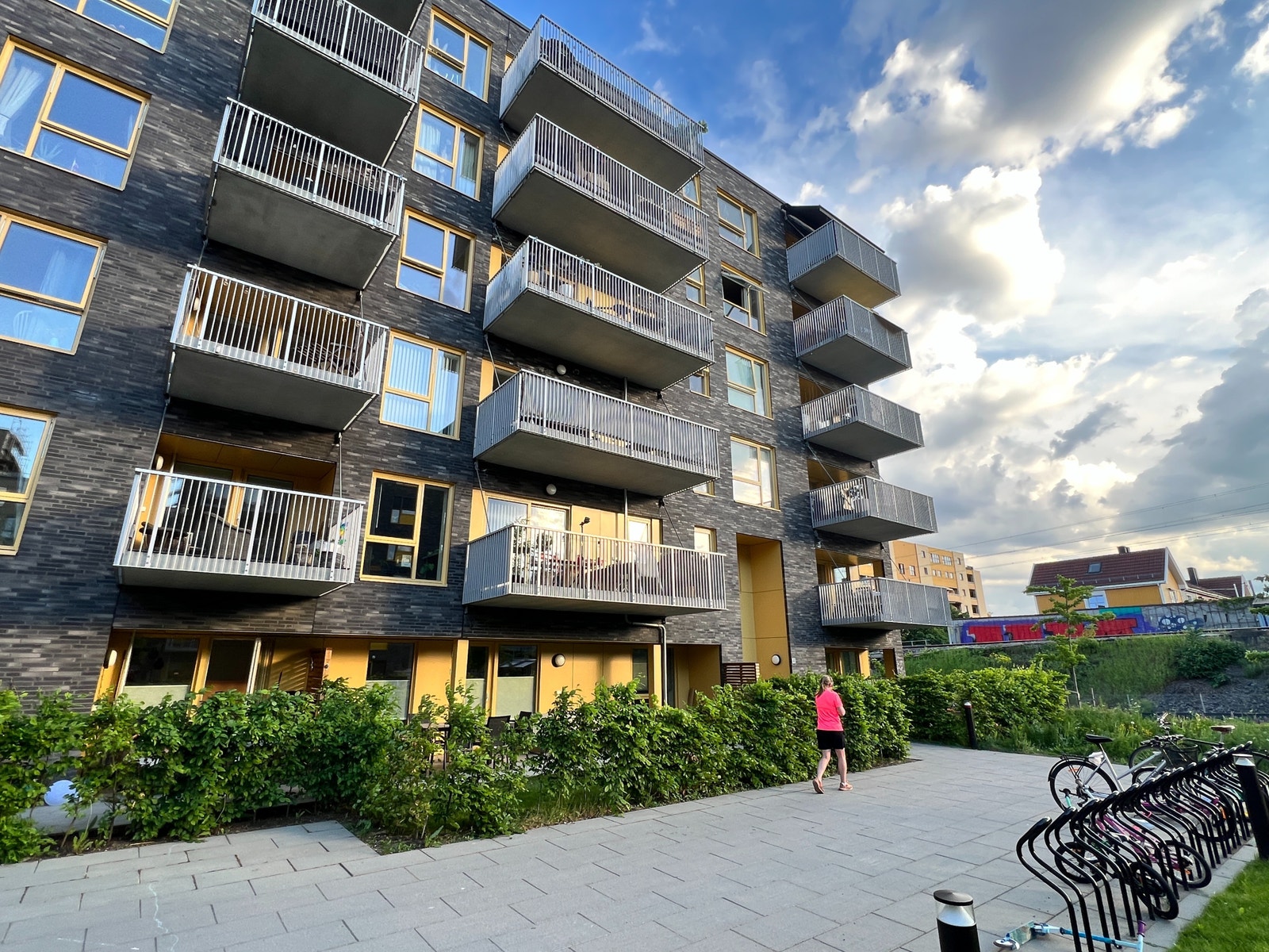 Leiligheten er i 2. etasje - første store balkongen midt i bildet. Galleribilde