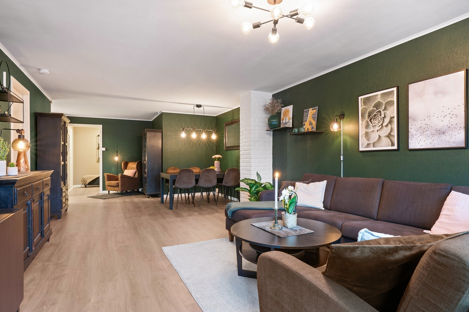 Stuen er et lyst og romslig oppholdsrom med god plass til både sofagruppe og spisebord. Galleribilde