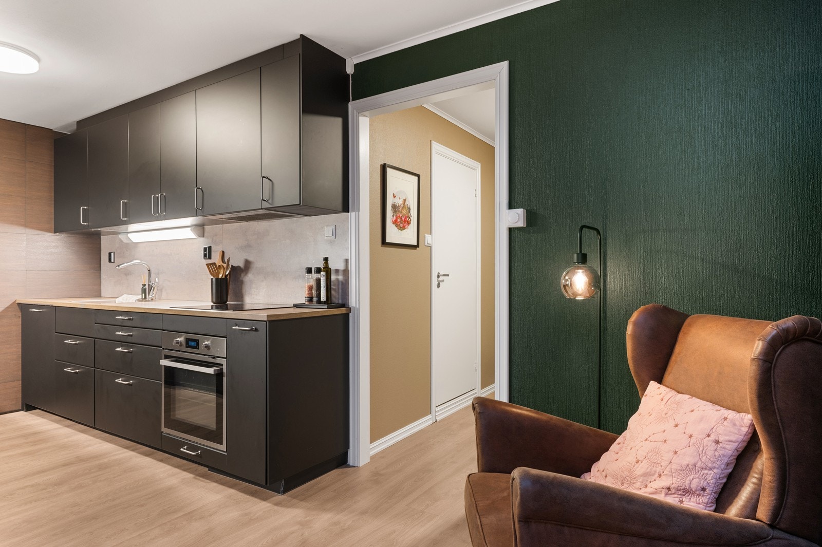 Vannledningene på kjøkkenet ble oppgradert til rør-i-rør-system i 2021. Galleribilde