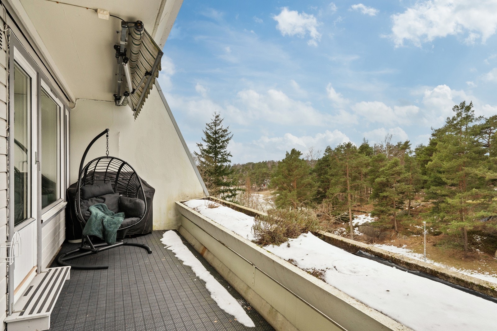 Fra stuen er det utgang til en romslig, vestvendt veranda på 17 m². Galleribilde