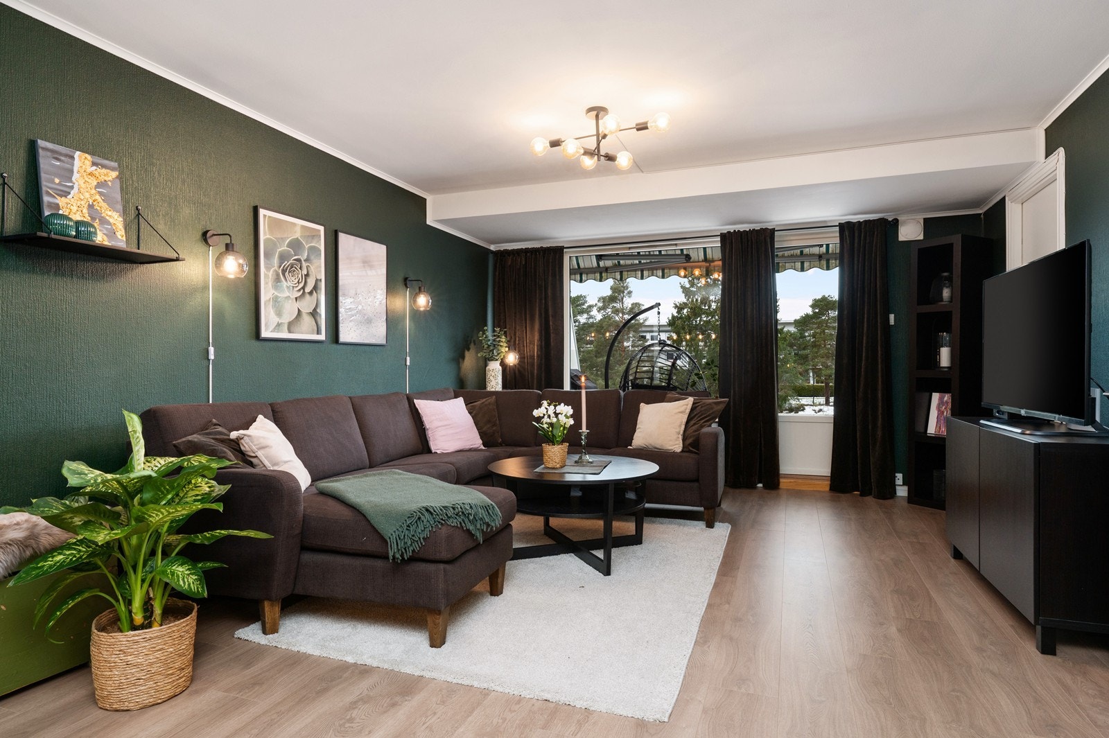 De store vindusflatene gir rikelig med naturlig lys inn i stuen. Galleribilde