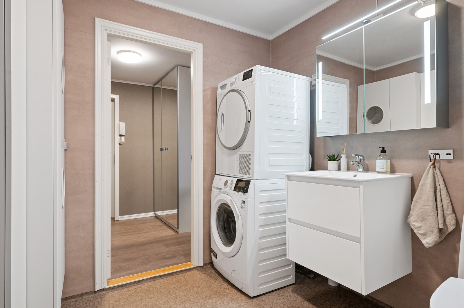 Badet er utstyrt med moderne innredning, dusjkabinett og opplegg for vaskemaskin. Galleribilde