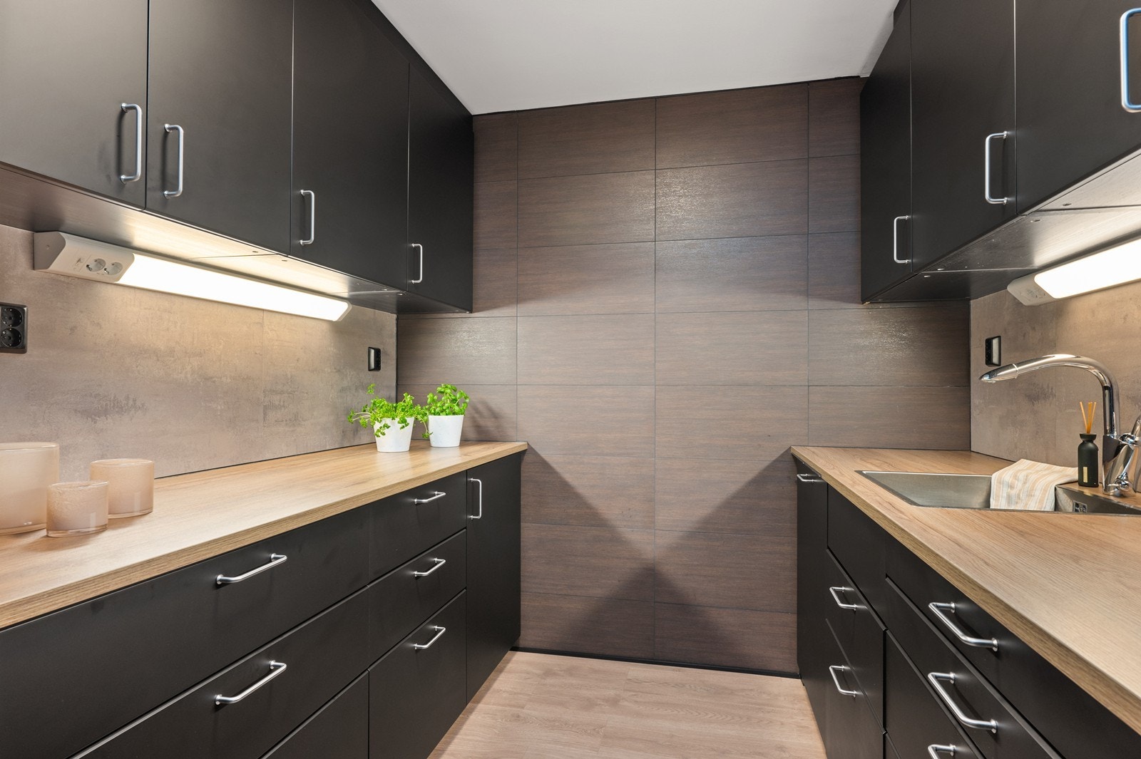 Her er det rikelig med skap- og benkeplass, med laminerte benkeplater og slette fronter. Galleribilde