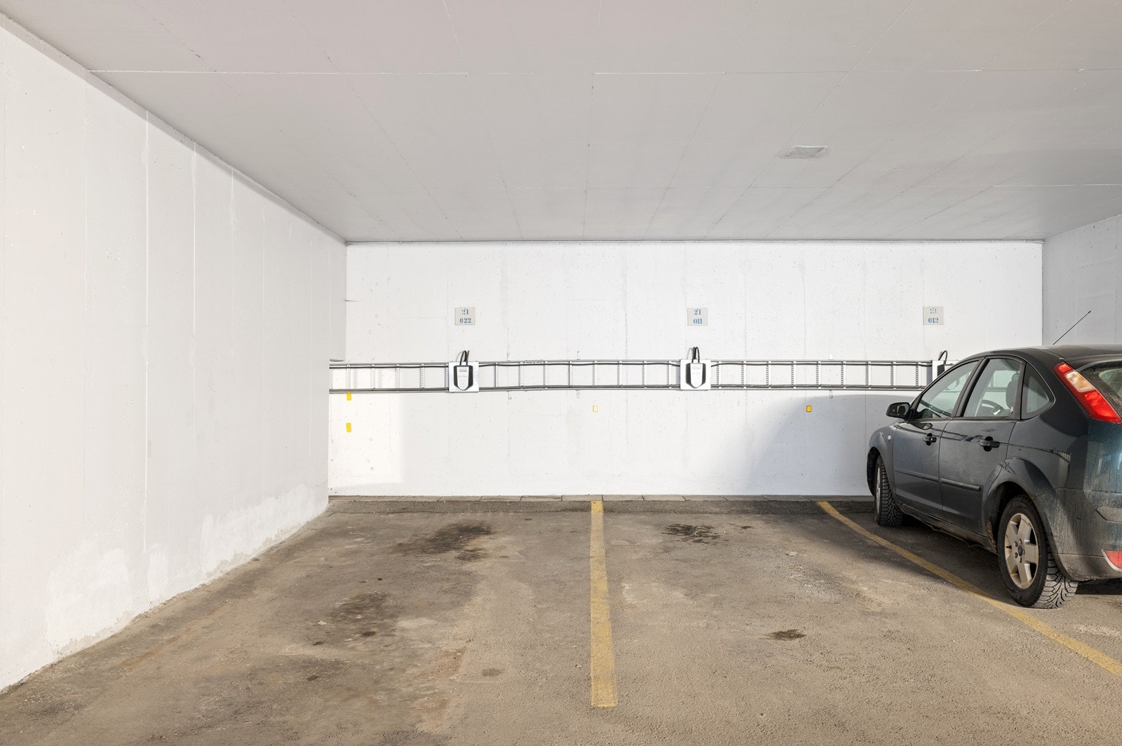 Det medfølger en garasjeplass i felles parkeringskjeller, med tilrettelagt lading for elbil. Galleribilde