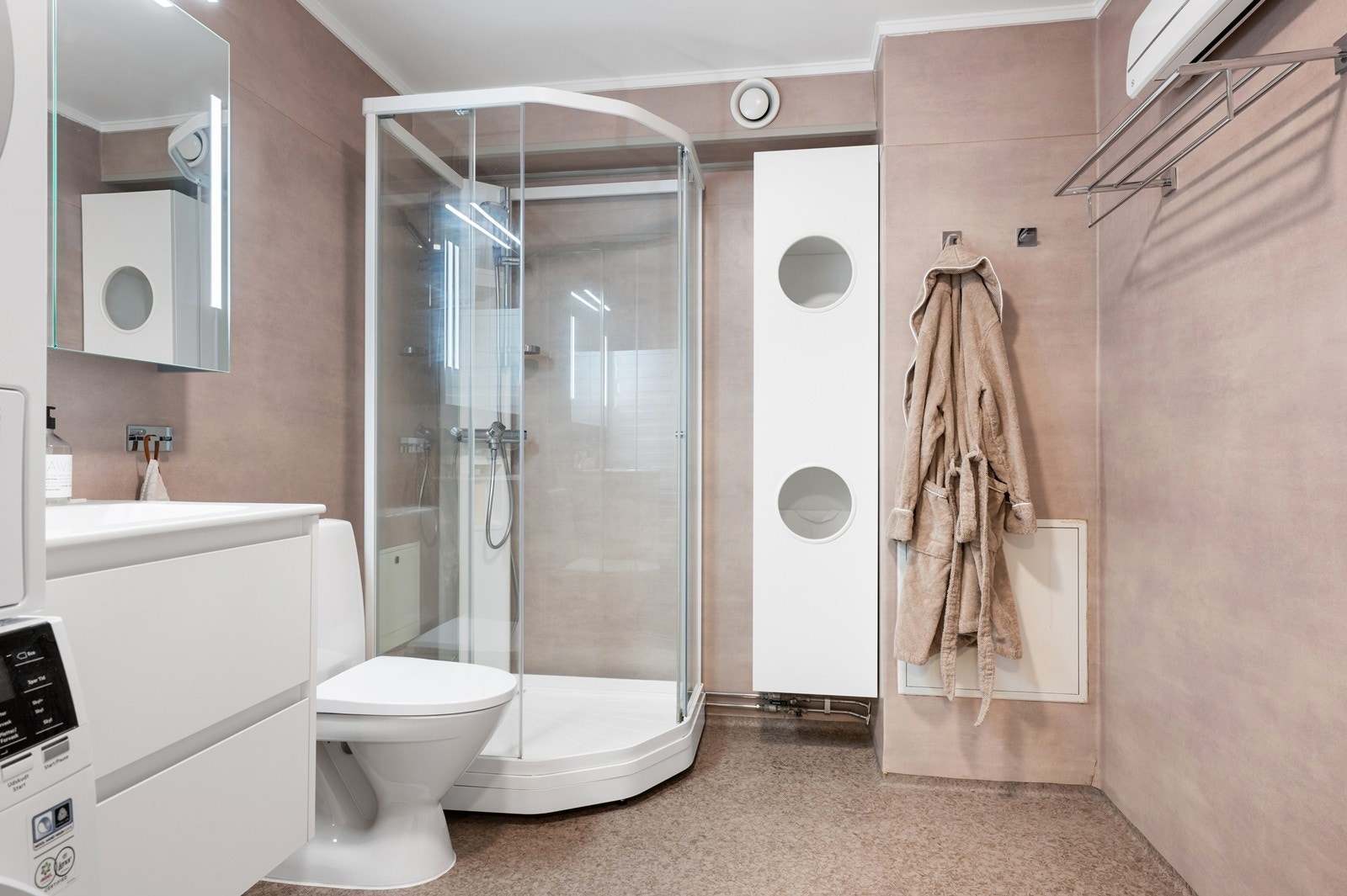 Badet ble totalrenovert av fagfolk i 2021, med heldekkende våtromsvinyl på vegger og gulv. Galleribilde