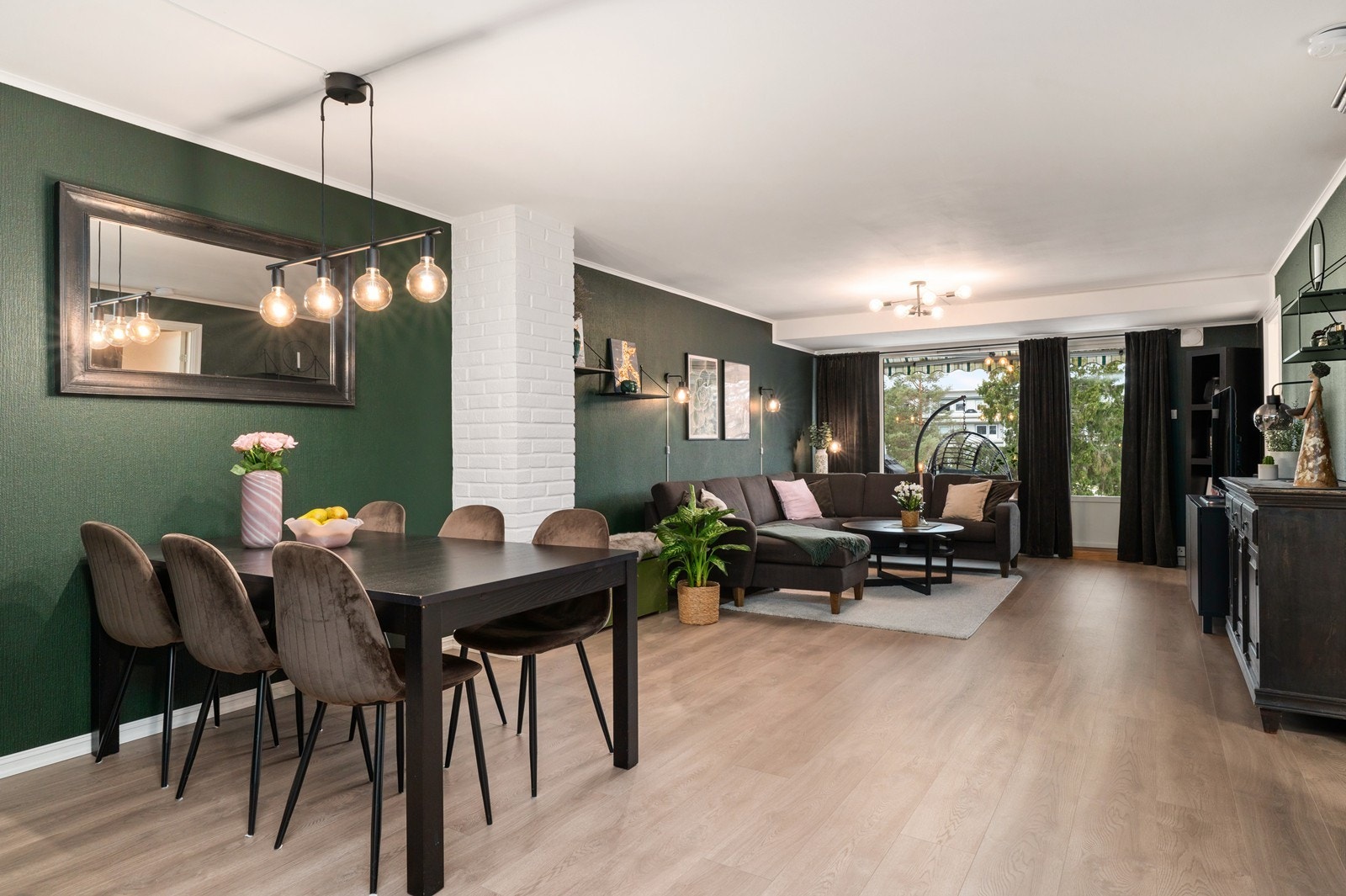 Gjennomgående laminatgulv og malte vegger skaper en helhetlig atmosfære i leiligheten. Galleribilde