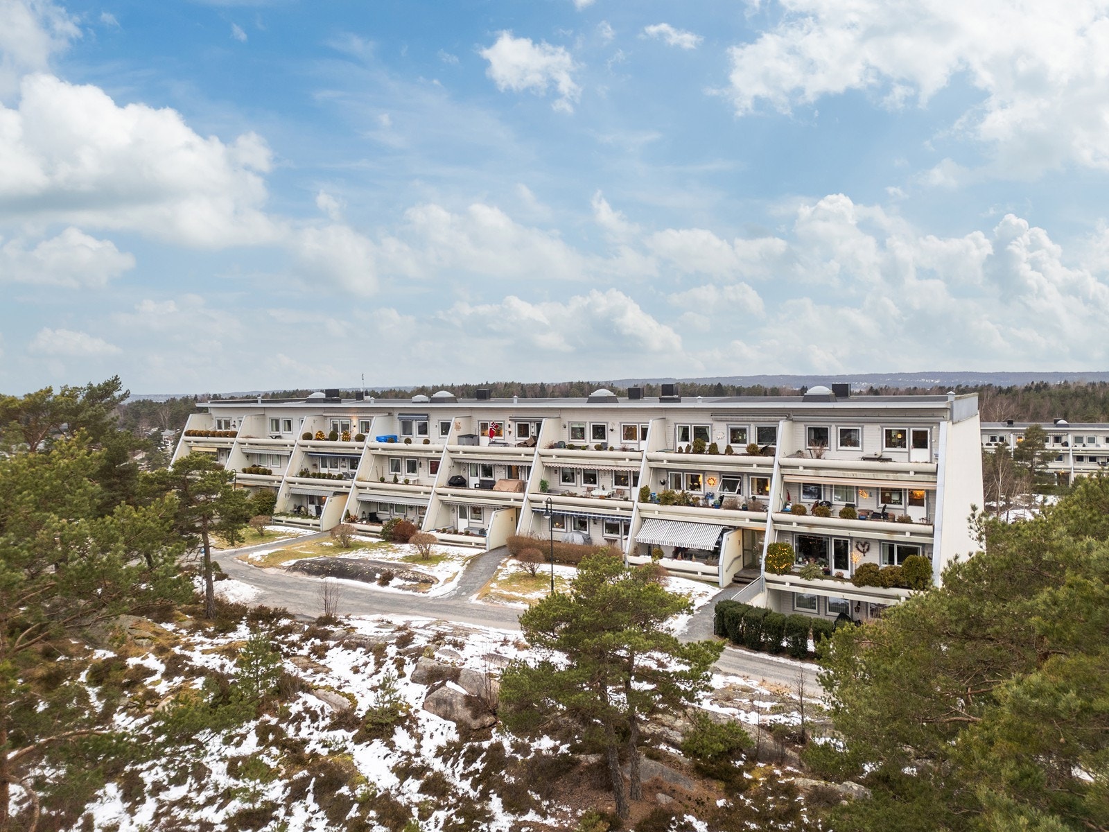 Borettslaget har pent opparbeidede fellesområder og ligger i et stille og rolig nabolag. Galleribilde