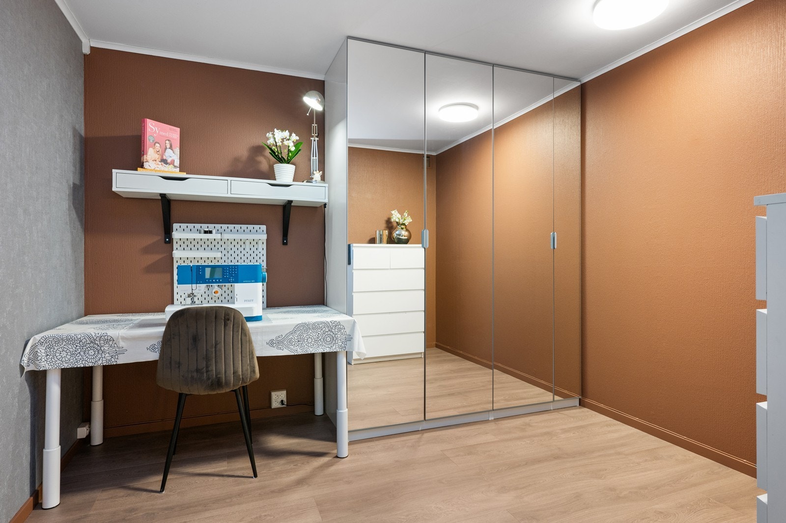 Dette fleksible rommet kan benyttes som arbeidsrom, hobbyrom eller en romslig garderobe. Galleribilde