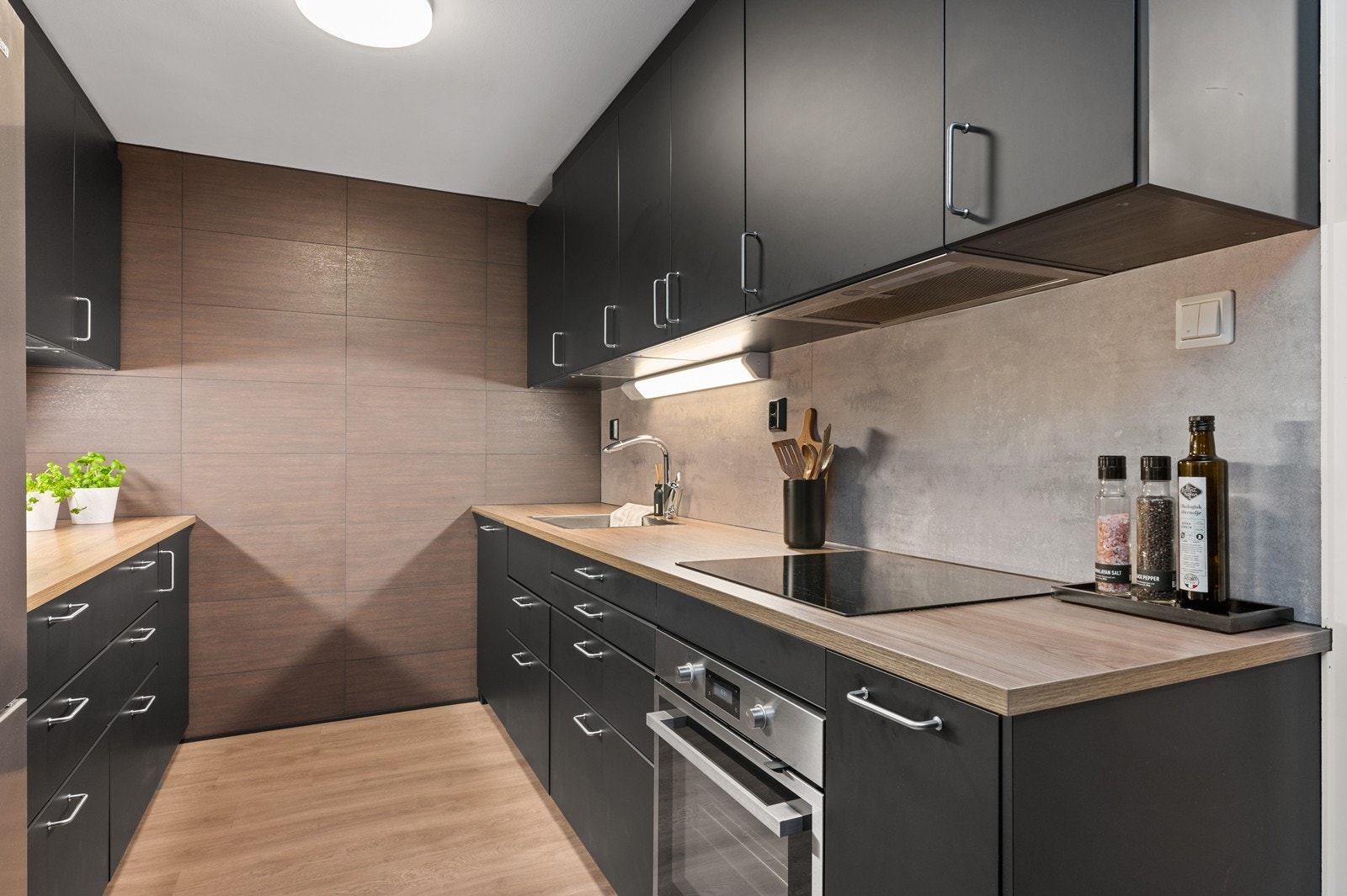 Kjøkkenet er utstyrt med integrert koketopp, stekeovn og oppvaskmaskin. Galleribilde