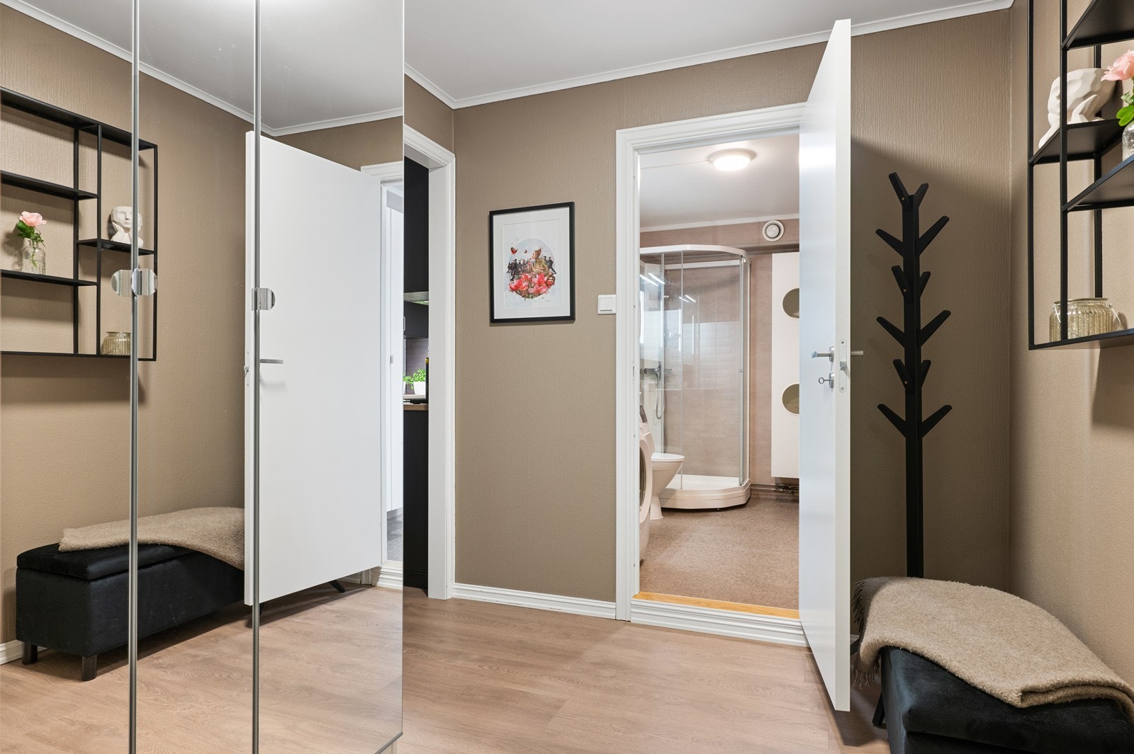 Leiligheten har en innbydende entré med nye, finérte innerdører og god garderobeplass. Galleribilde