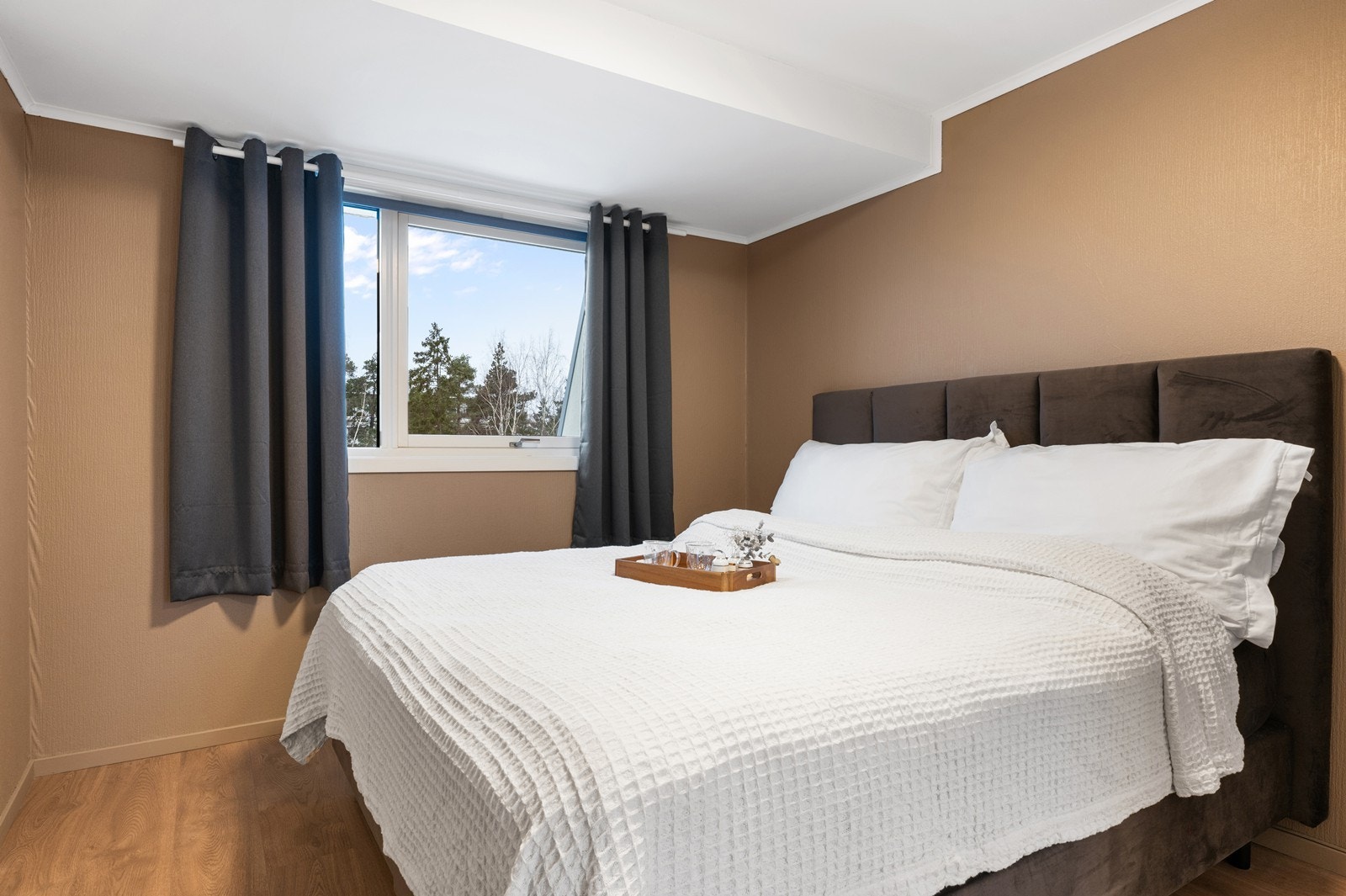 Rommet har god plass til dobbeltseng og tilhørende møblement. Galleribilde