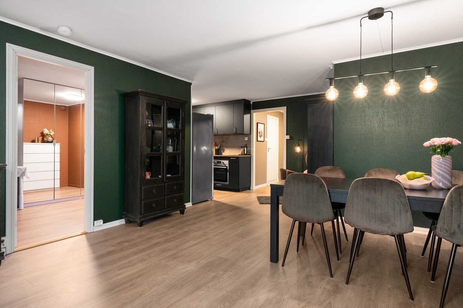 Fra stuen er det enkel tilgang til leilighetens øvrige rom. Galleribilde