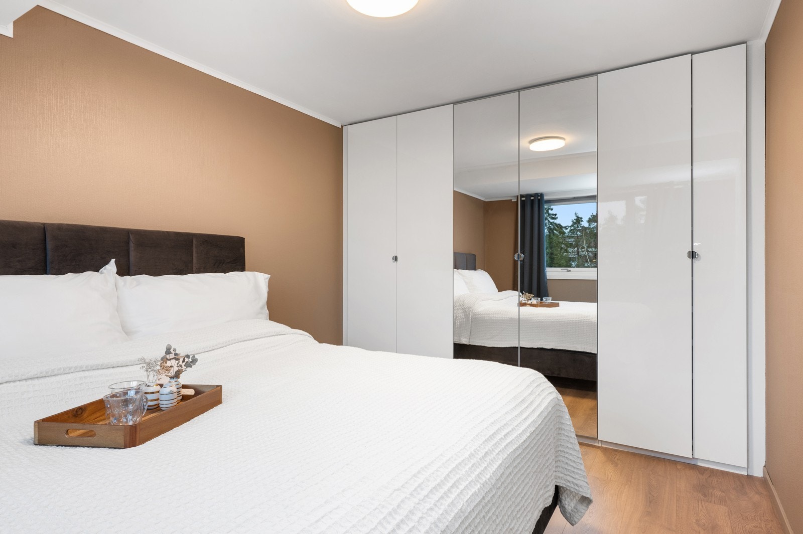Soverommet har et moderne garderobeskap med speilfronter som gir gode oppbevaringsmuligheter. Galleribilde
