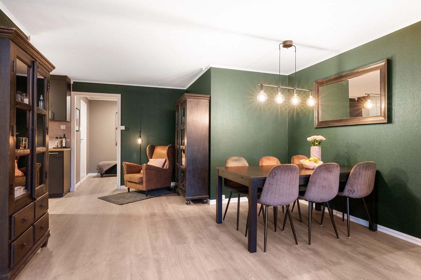 Spisestuen er en naturlig del av stuen, med nærhet til kjøkkenet. Galleribilde