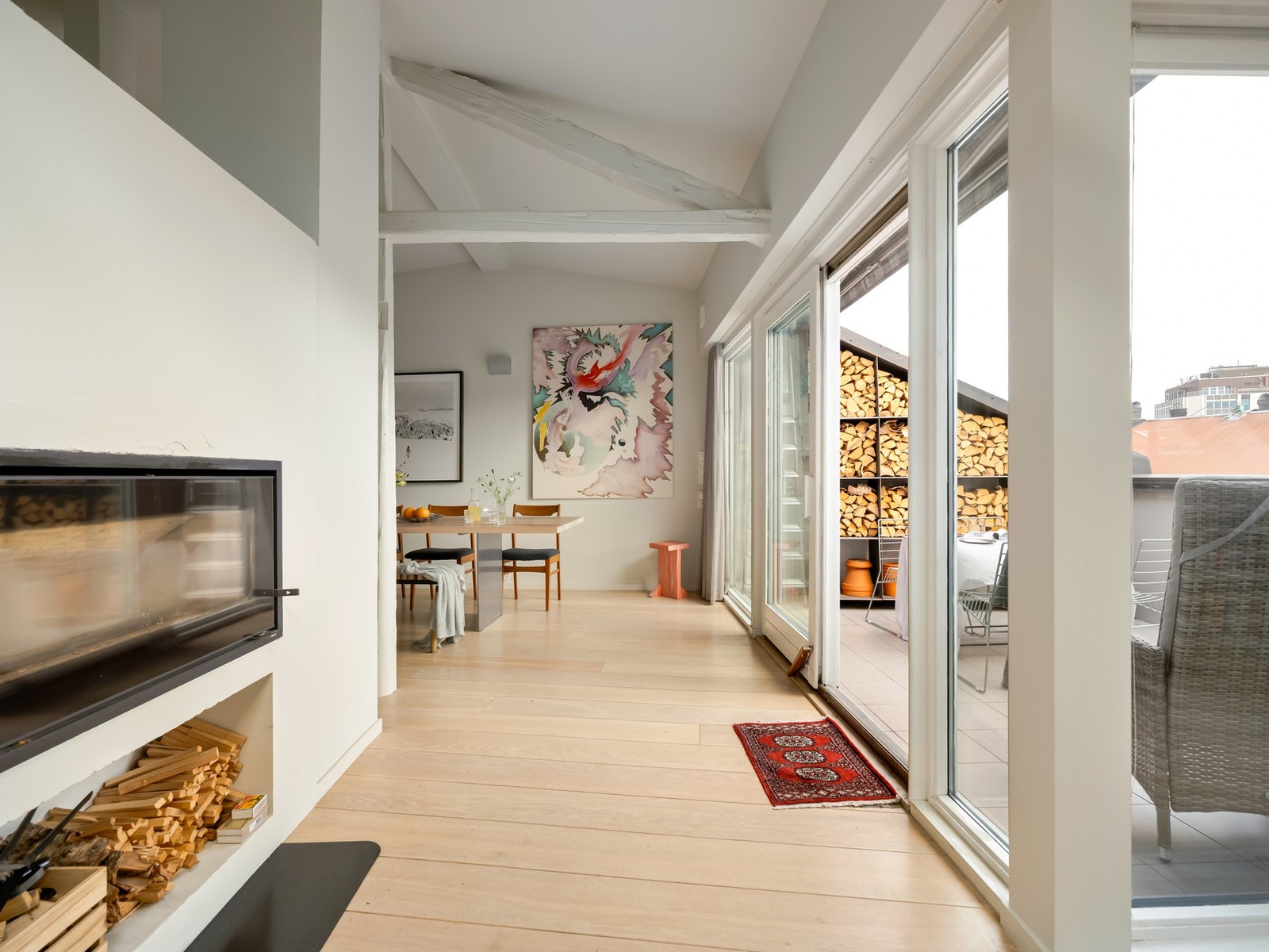 Vinduer fra gulv til tak ut mot den store takterrassen. Galleribilde