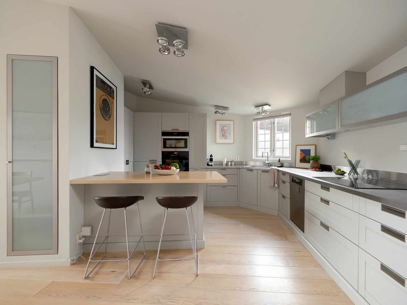 Bra med skapplass, og fin barløsning til frokosten. Eller et vinglass på fredag. Eller torsdag. Galleribilde