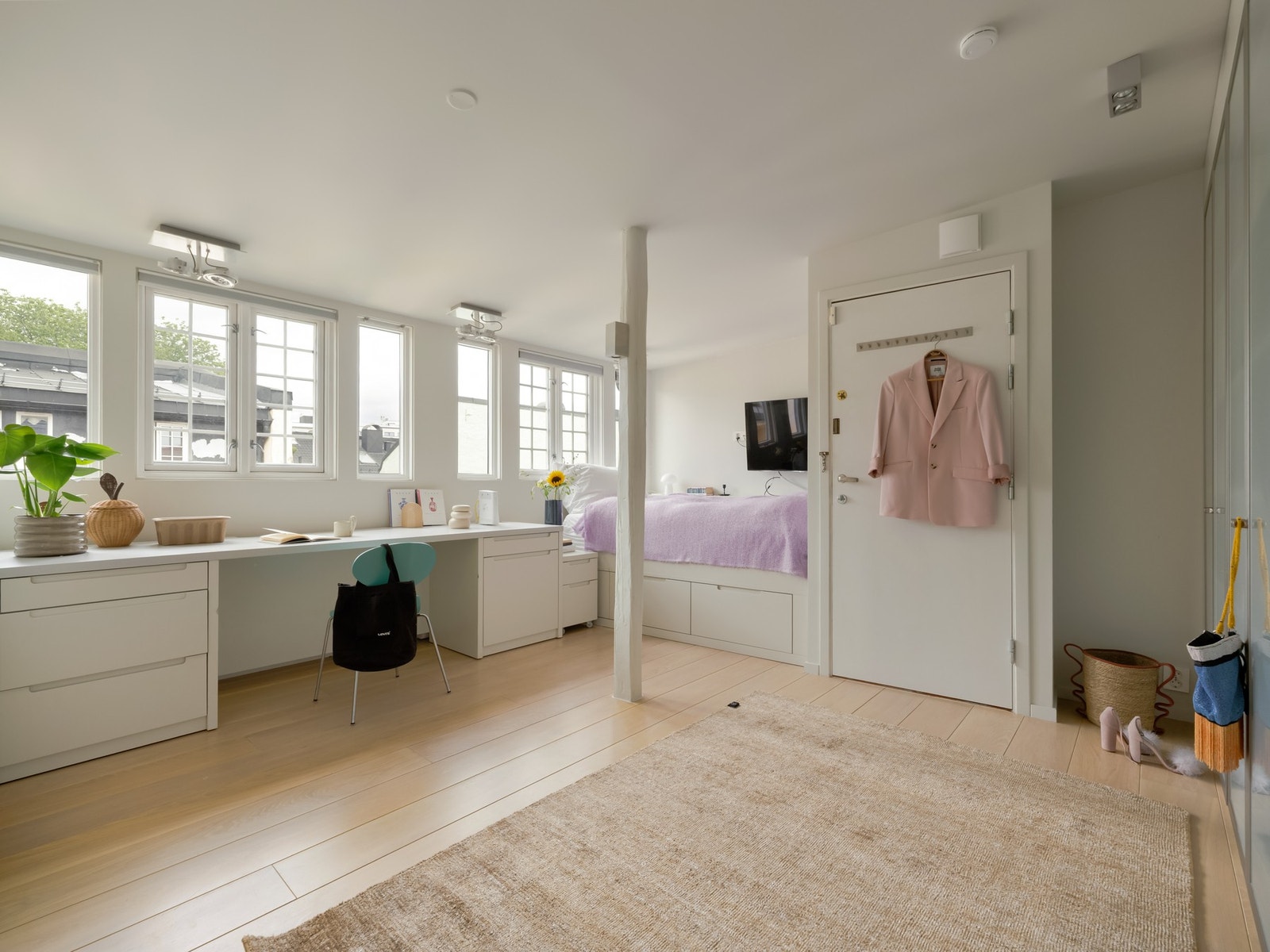 Hovedsoverommet er et luksusrom! Enormt, og med vinduer langs hele nordveggen. Galleribilde